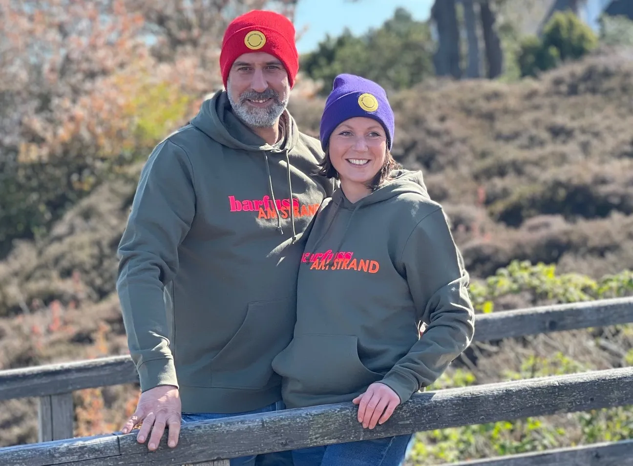 Hoodie LUCA „barfuss am Strand“ in khaki (unisex)