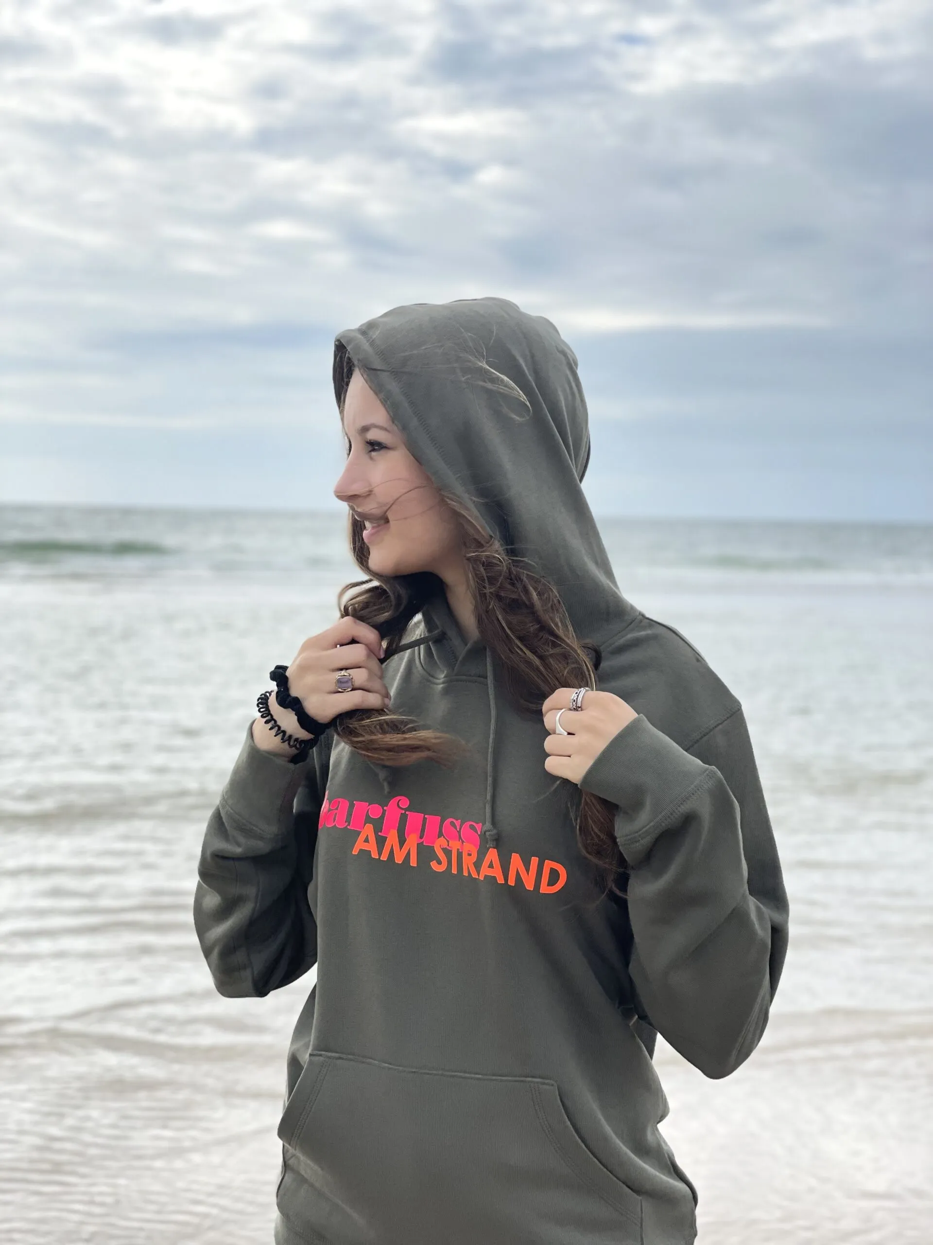 Hoodie LUCA „barfuss am Strand“ in khaki (unisex) – Bild 3