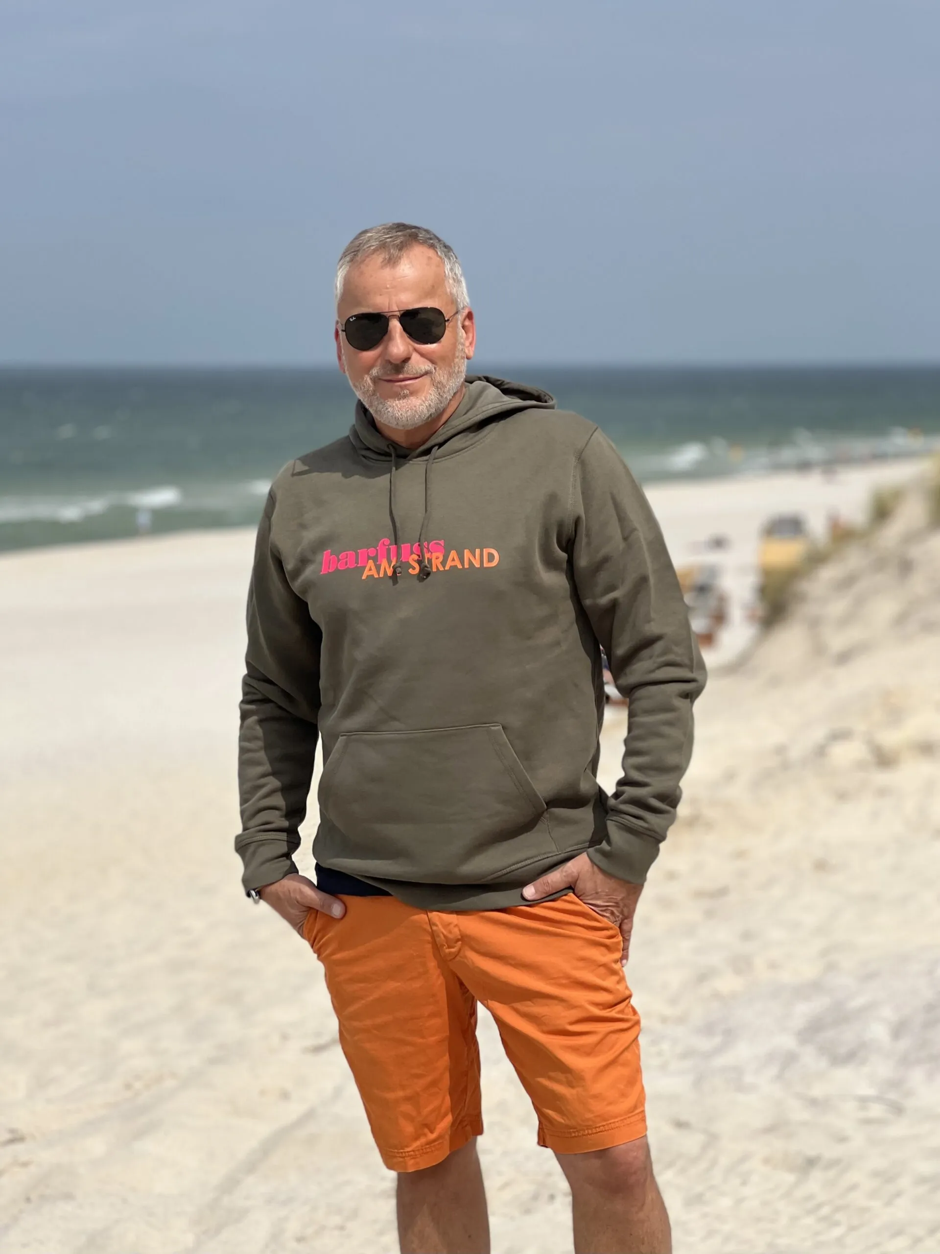 Hoodie LUCA „barfuss am Strand“ in khaki (unisex) – Bild 2