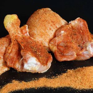 Hühnerkeulen geteilt, eingeschnitten und gewürzt